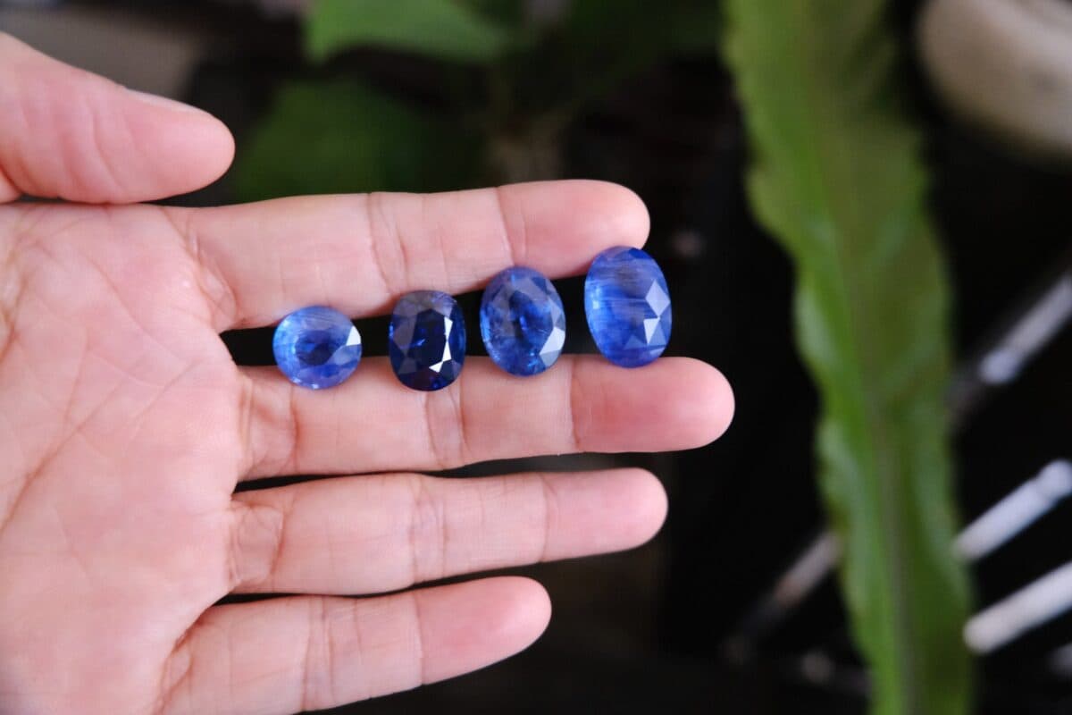 Die verschiedenen Schliffe von blauen Saphir-Edelsteinen
