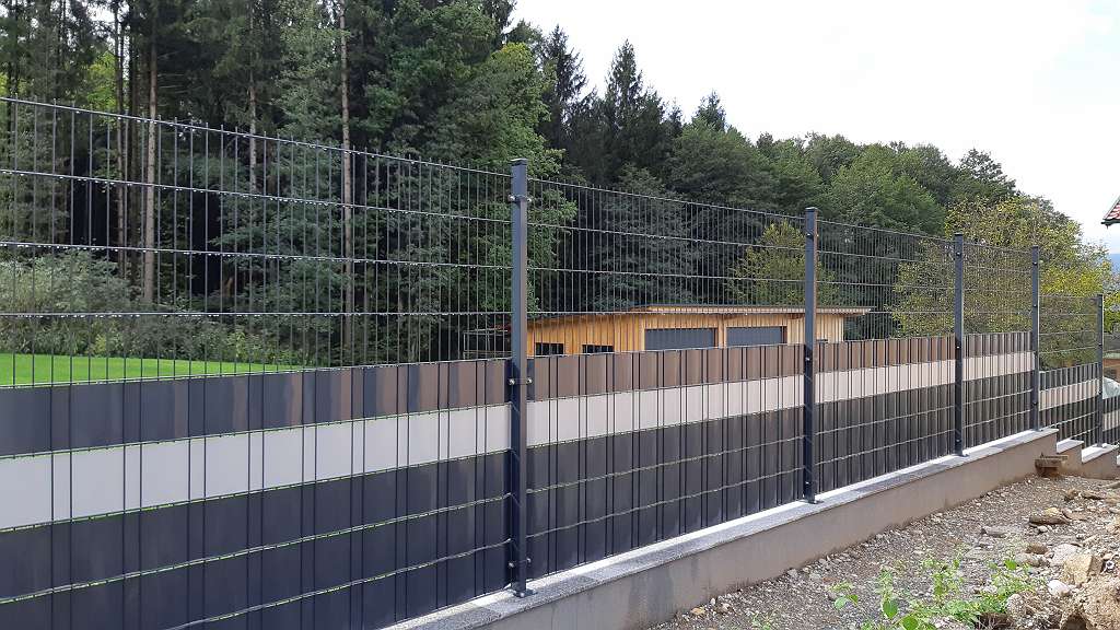 Doppelstabmattenzaun mit Tor in einer Farbe, die zu Ihrem Haus passt: Wie Sie Ihren Gartenzaun harmonisch gestalten können