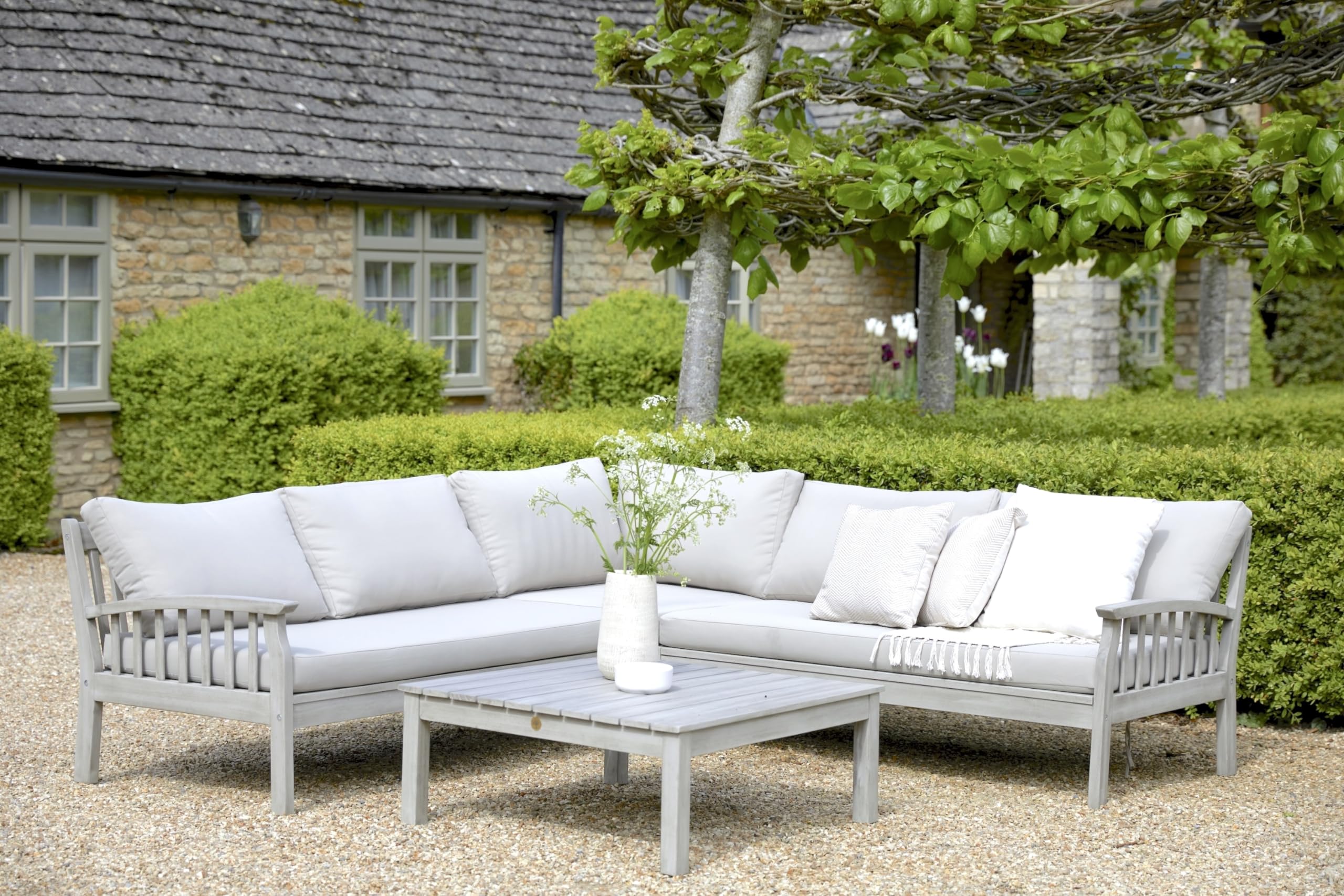 Moderne Gartenmöbel: Stilvolle und langlebige Designs für die Terrasse