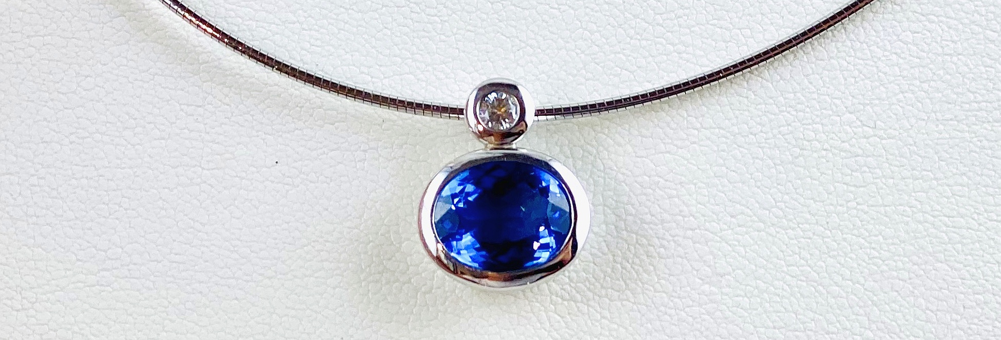 CrystalScents: Wo Edelsteinschmuck Seele, Sinne und Inspiration verbindet