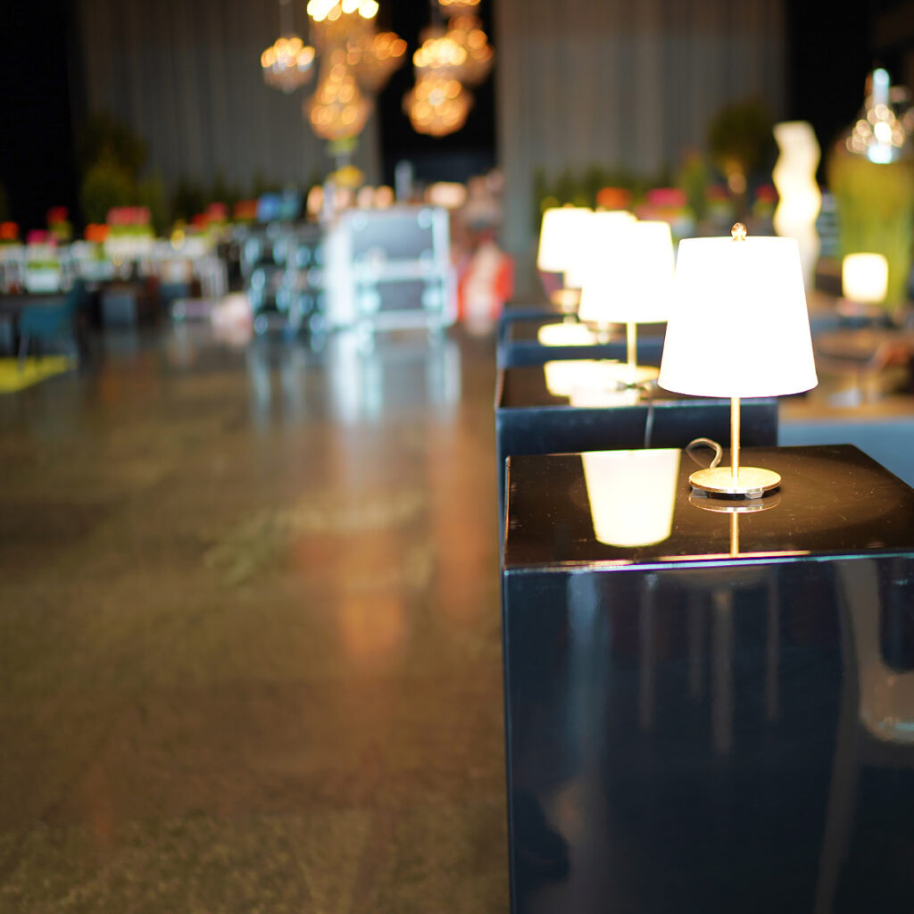 Perfekte Stehtische für Messen und Events: Mieten Sie Top-Qualität mit Lieferung und Aufbau